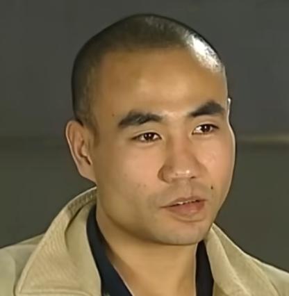 他长得其貌不扬、穷得叮当响，但全国男人都想拜他为师，因为他见过的所有女人，只要见