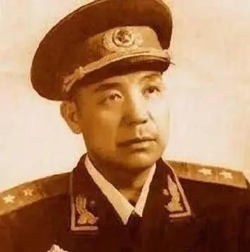 1955年，大授衔上，42军军长吴瑞林穿了普通干部军装，心里直嘀咕：“我现在没有