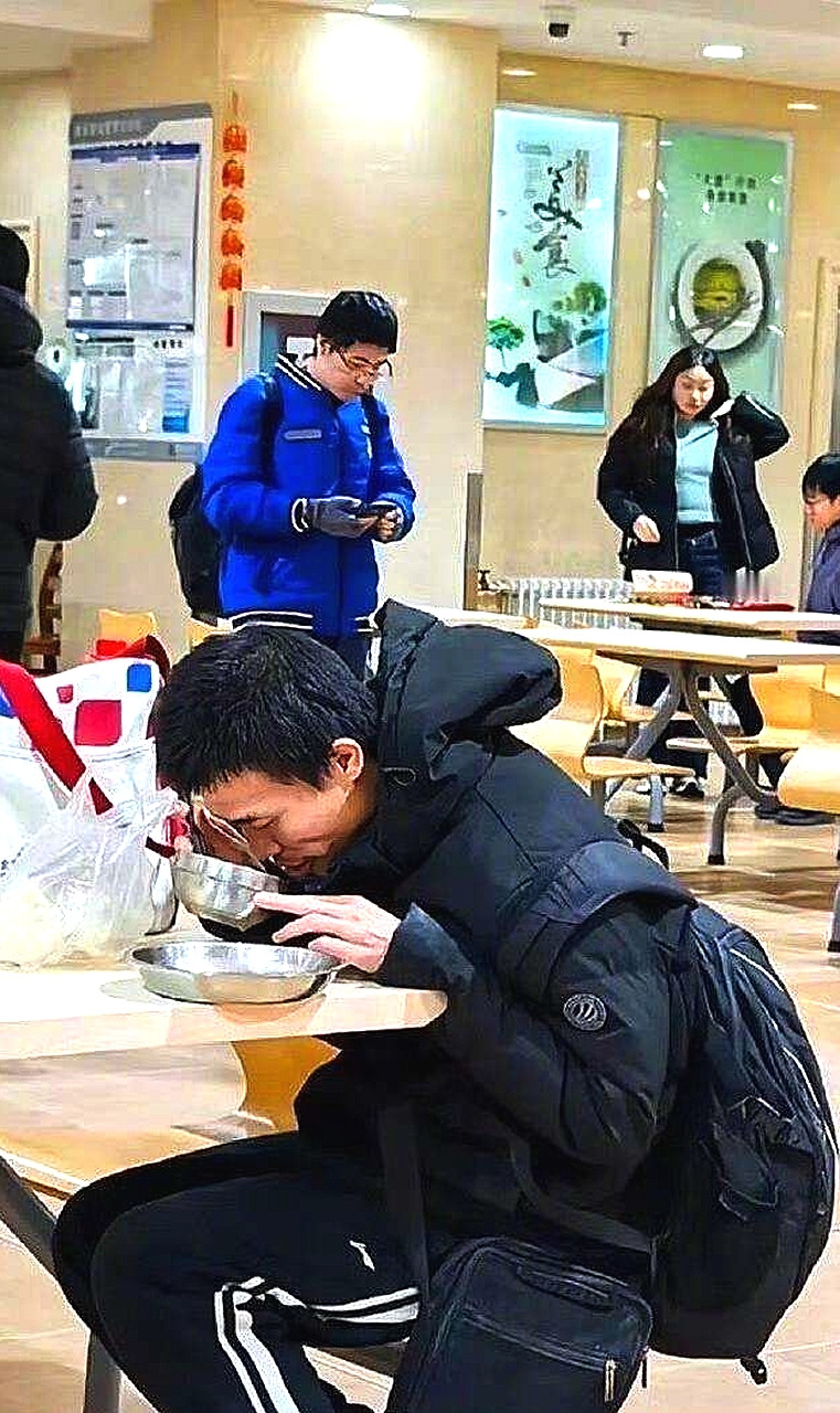 韦神在北大的年薪虽然高达60万，但他生活依旧俭朴。据韦东奕父母透露，他每个月的开