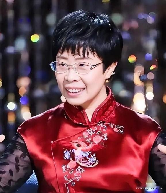 蒙曼之前在诗词大会上，装得温温柔柔、满腹诗书，一副岁月静好的文化人模样，圈了不少