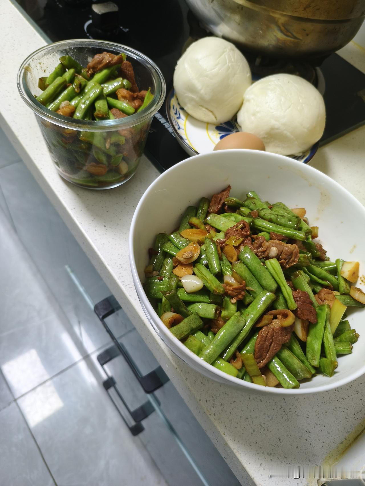 这是我今天早上炒的豆角炒肉。早饭是一个鸡蛋，一个馍，再吃一碗菜。午饭是一个馍，一