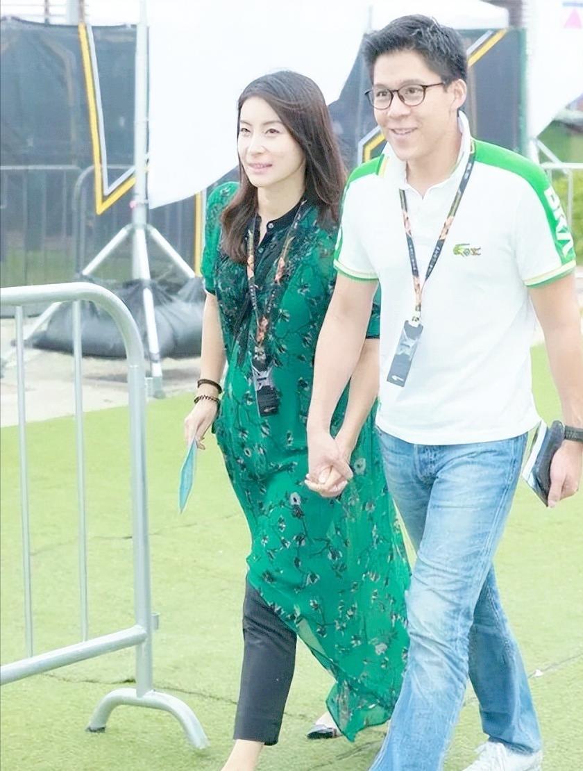 霍启刚急得脸都白了，车窗外的风裹着他的声音发颤：“戒指！晶晶的婚戒不见了！”那枚