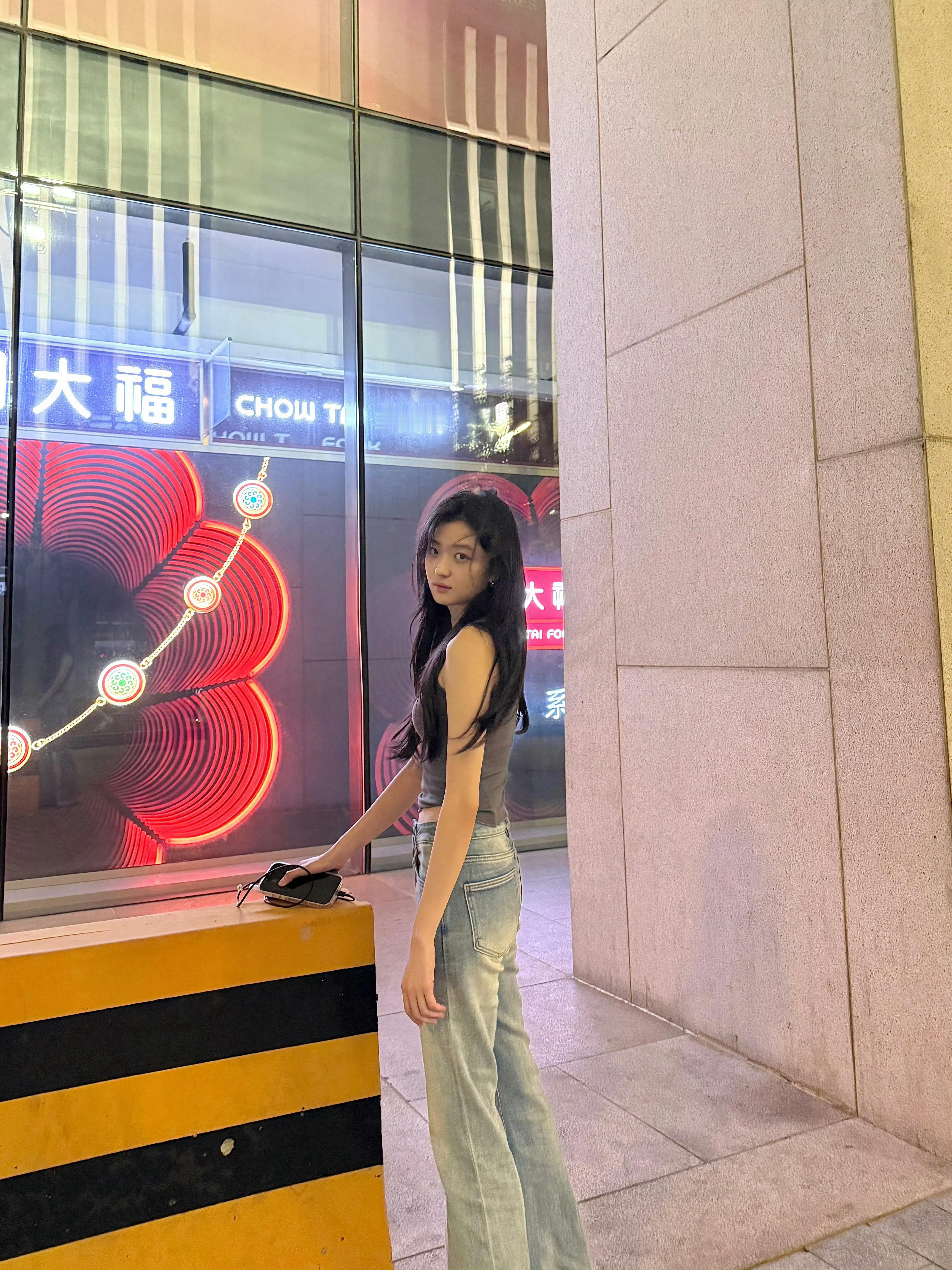 对孙千身高有了实感孙千的身材比例绝了，又高又瘦气质出众​​​