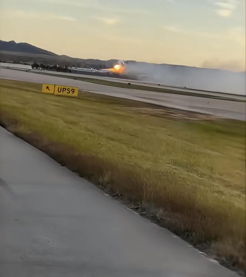 美国UPS的一架MD-11货机起飞时坠毁，机场旁边这损失大了！目前美国的这场