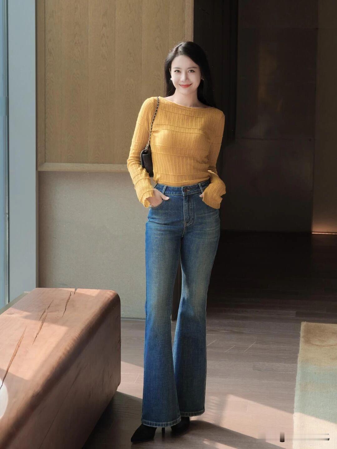 “牛仔裤拍照8个优雅姿势，展现中年女性的知性与气质之美！[比心][比心][比心]