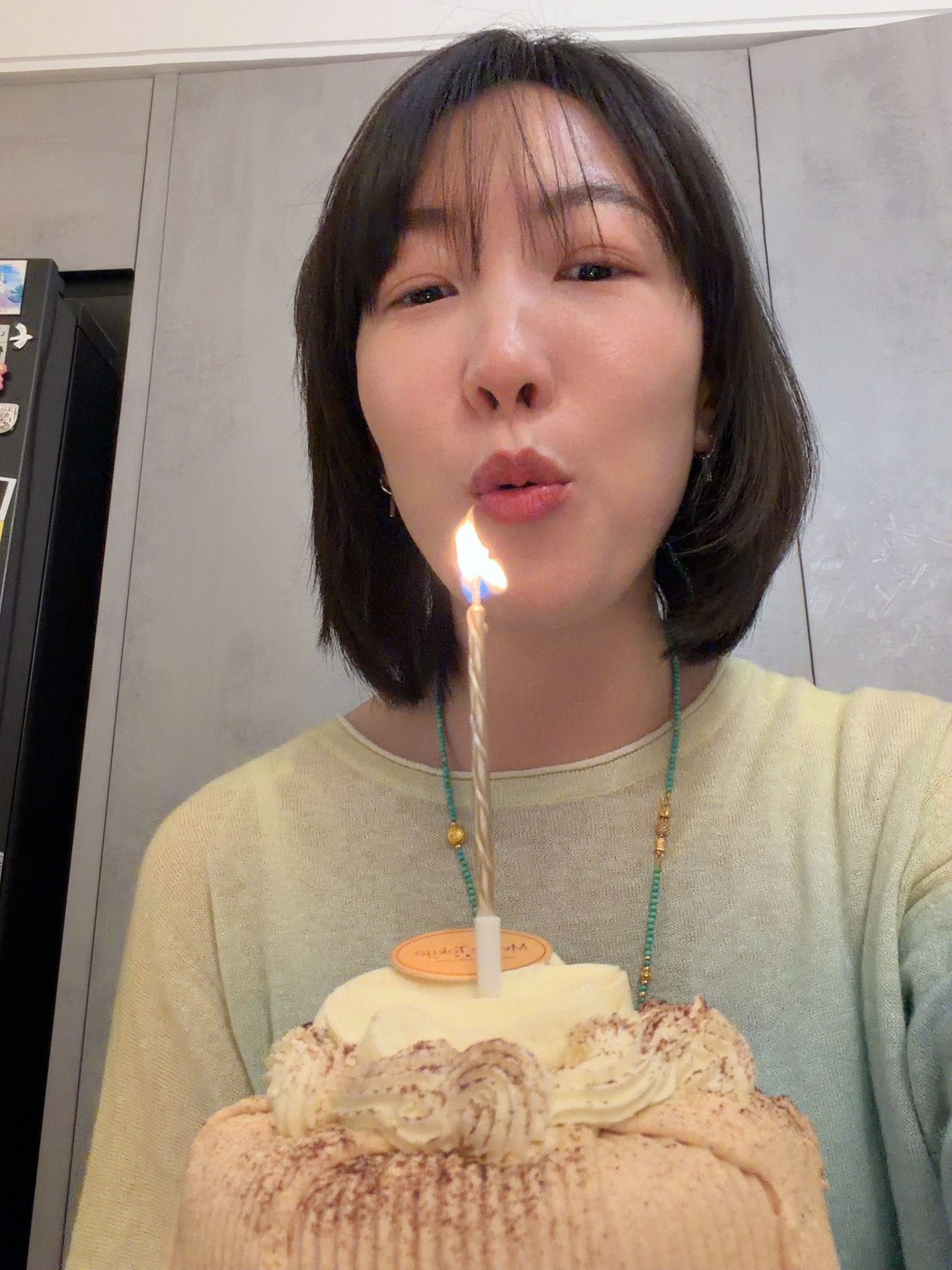 下班到家发现已经过12点了🥲今年没什么仪式感，补个蛋糕，就算是过了一年🎂