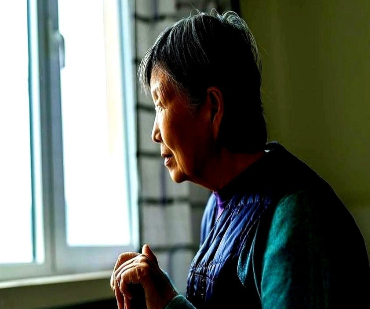 我婆婆是老公的继母，上个月，公公葬礼结束，老公不安地对我说，爸突然就走了，妈身体