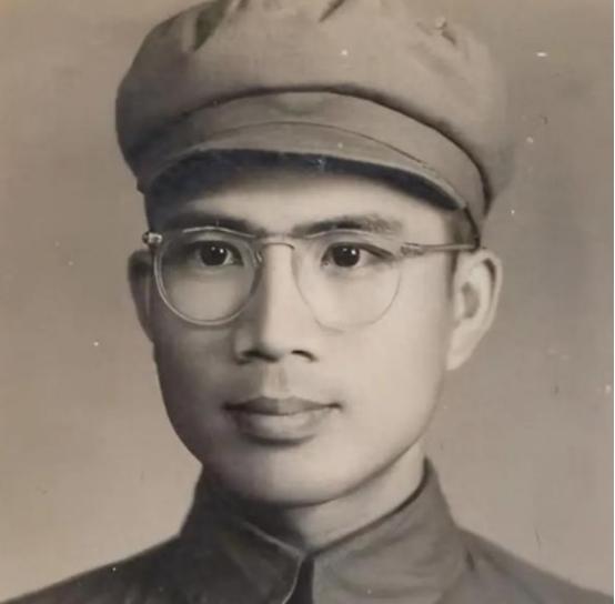 1951年，一个15岁新兵擦大炮，埋头看瞄准镜，谁料突然瞅见，敌人阵地上出现一奇