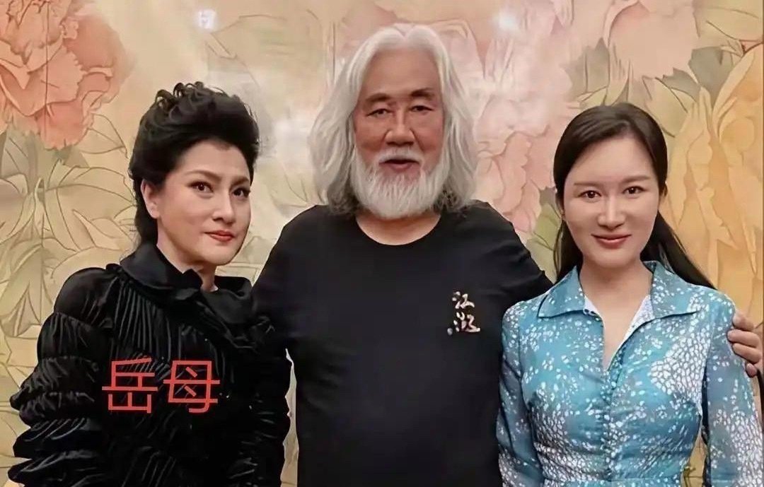 张纪中岳母，这么年轻漂亮，比张纪中小11岁，一家人合照恍若三代人，形成了时代的对比！不过，张导才华横