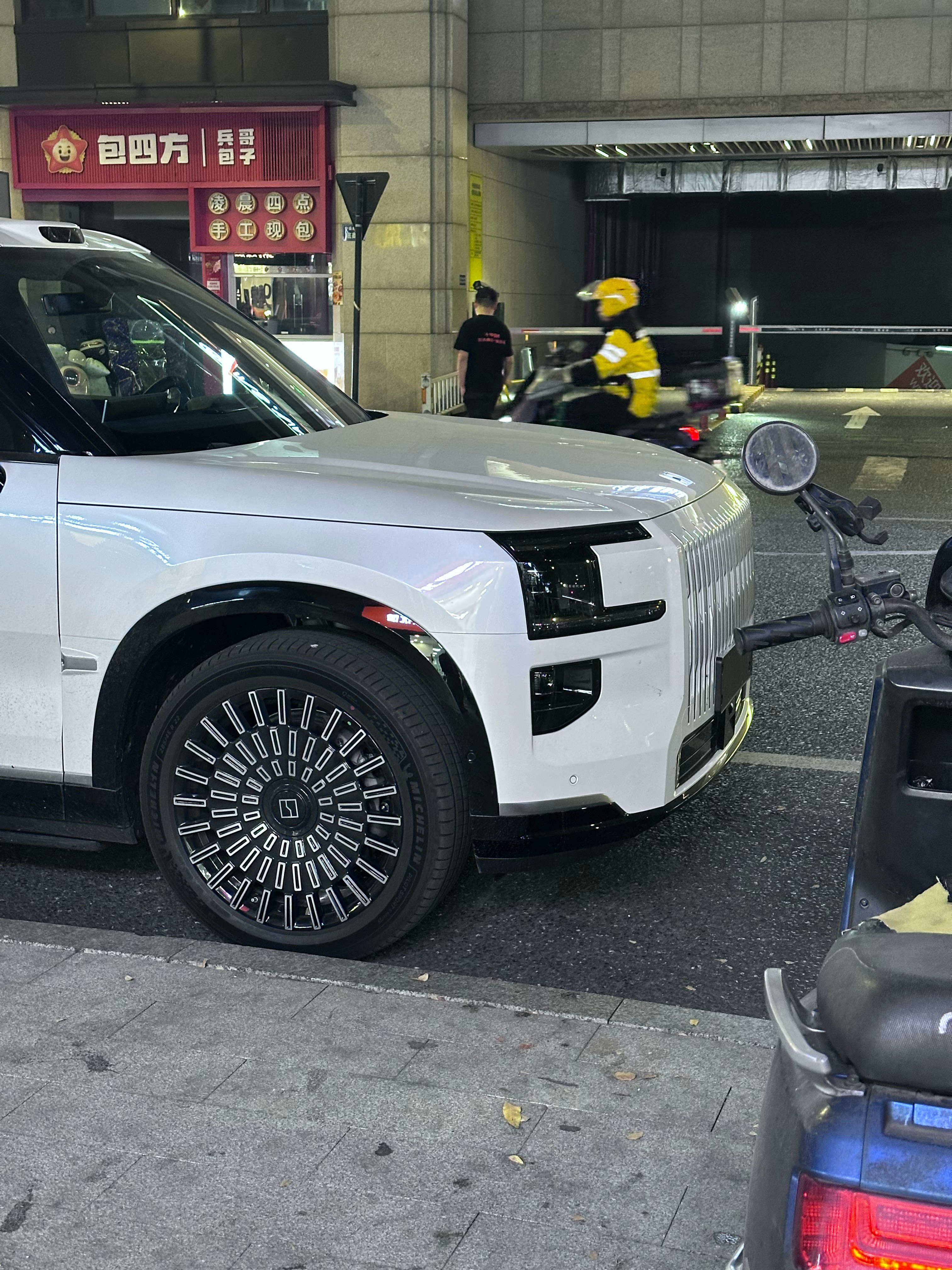 极氪9x路遇一台极氪9x，这车太帅了！