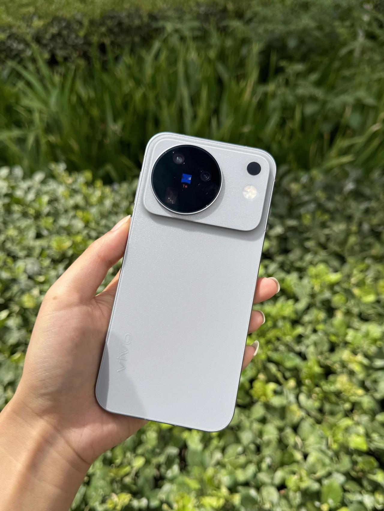 vivoX500虽然像iPhone但真的很好看X500的镜头模组是横向的，上