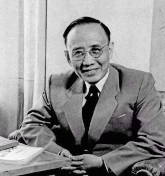 1912年洞房之夜，郭沫若见发妻太丑，拒绝同房。就在他转身要走时，发妻拉住他苦苦