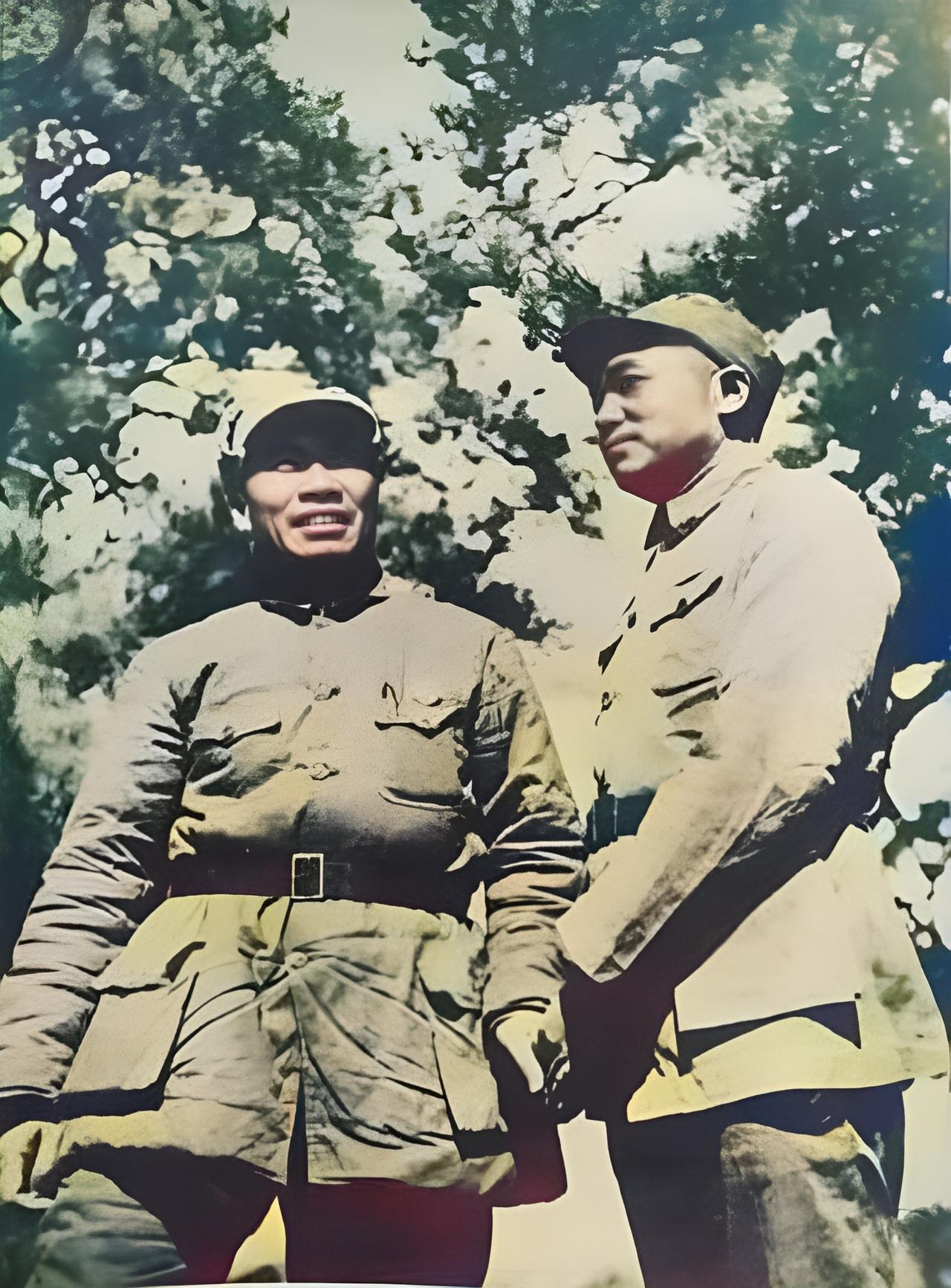 这是1939年朱老总与彭老总在山西武乡前线。当时，八路军总部主力曾长期驻扎在山西