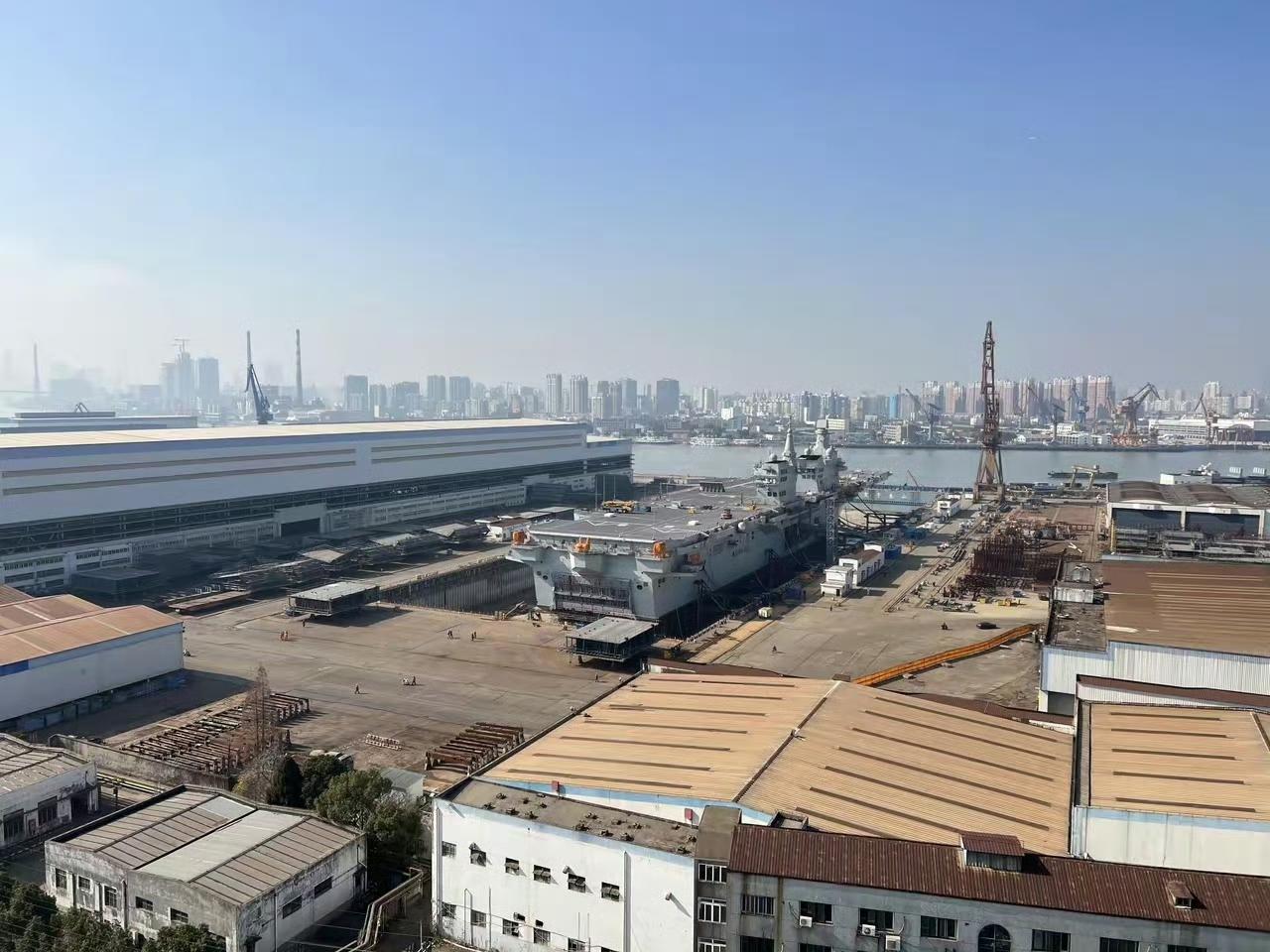 当年船厂舾装中的四川舰，飞行甲板上的挡焰板已经抬起！