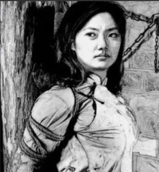 1942年，一女战士被汉奸出卖，因难以忍受日军的折磨，她要咬舌自尽。突然，一个日