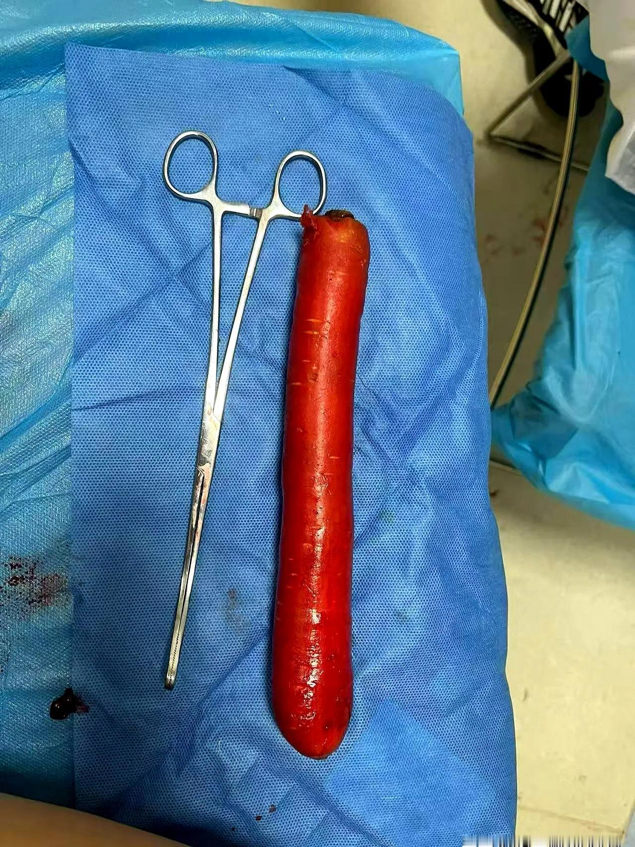 急诊室里尽显人性百态。深夜，一壮汉因被A4纸划伤手指，便咆哮着要求缝针、打破伤风