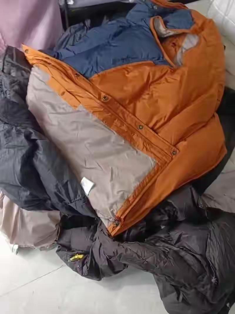 杭州临平羽绒服翻新店爆单真相：年轻人连夜排队，旧衣变宝省千元，工厂老板揭秘行业黑