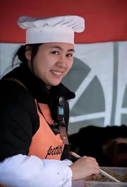 重庆37岁女子汪莉，跟着农学博士丈夫在比利时生活10年。丈夫今年6月突然失业，一