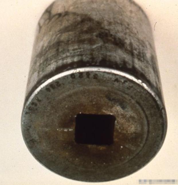 1980年，两名美国大兵正在基地维护洲际导弹时，不慎将扳手丢在了燃料箱上，150