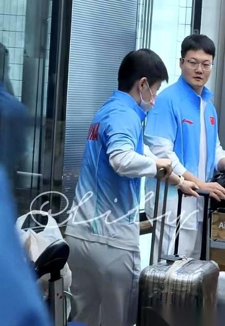 日本名古屋机场大厅，面对满墙密密麻麻的日文指示牌和手边两口沉甸甸的大箱子，孙颖莎