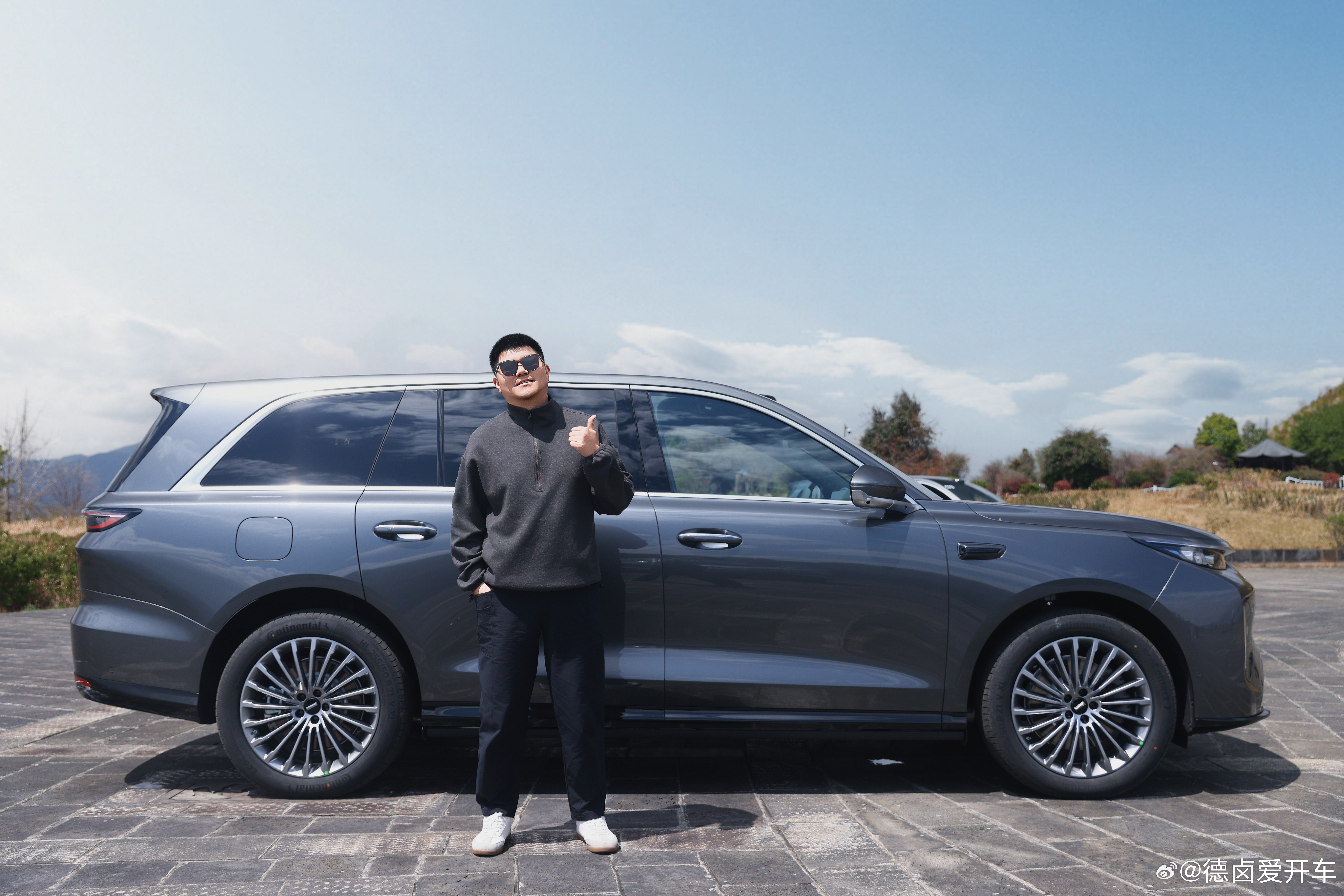 最近确实全是大车。V9X的是大车里为数不多可以直驱的混动，2.0的发动机。我