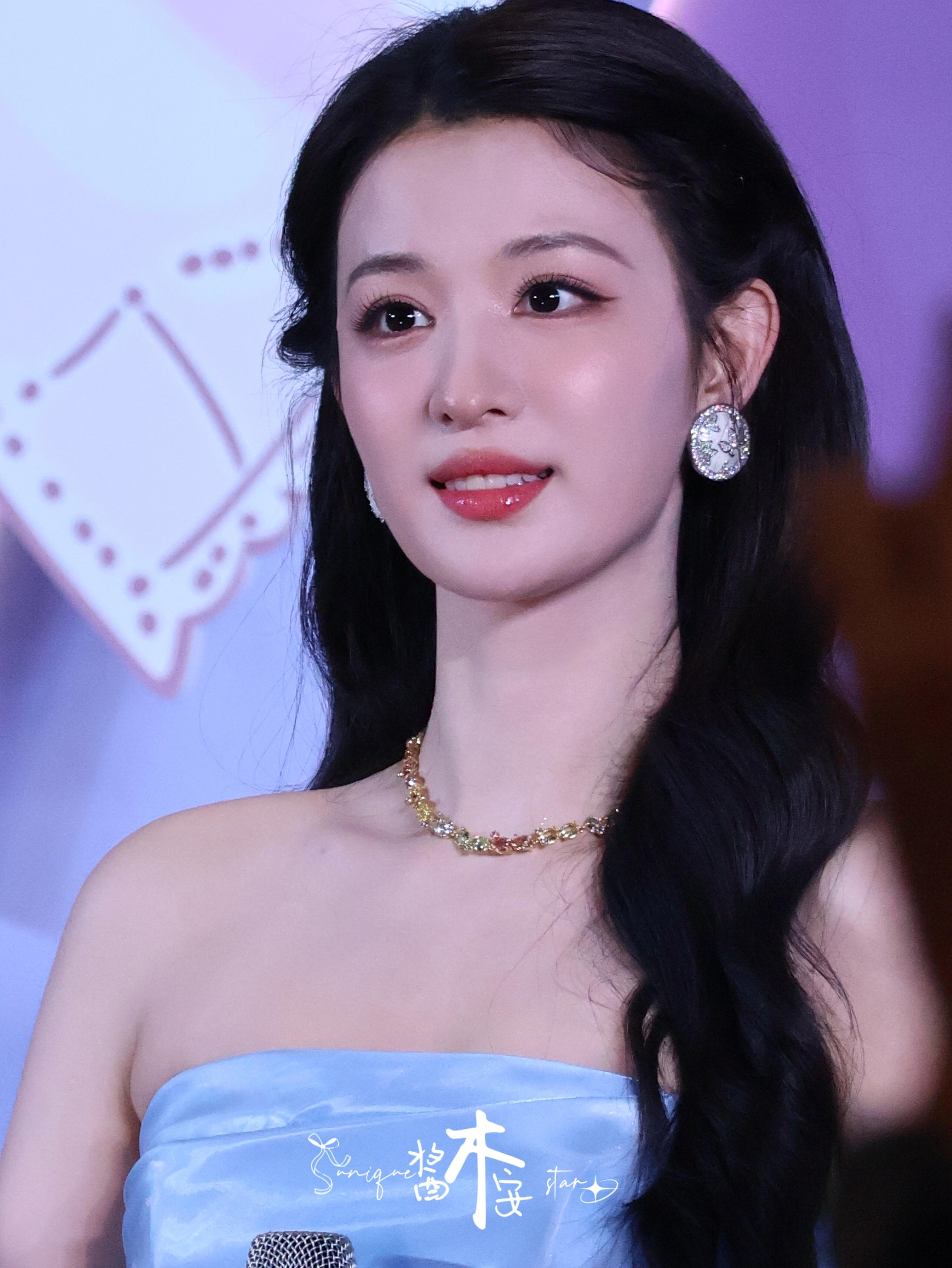 王楚然重庆路透王楚然重庆活动状态救命！王楚然重庆活动的状态也太顶了！蓝裙造型仙气