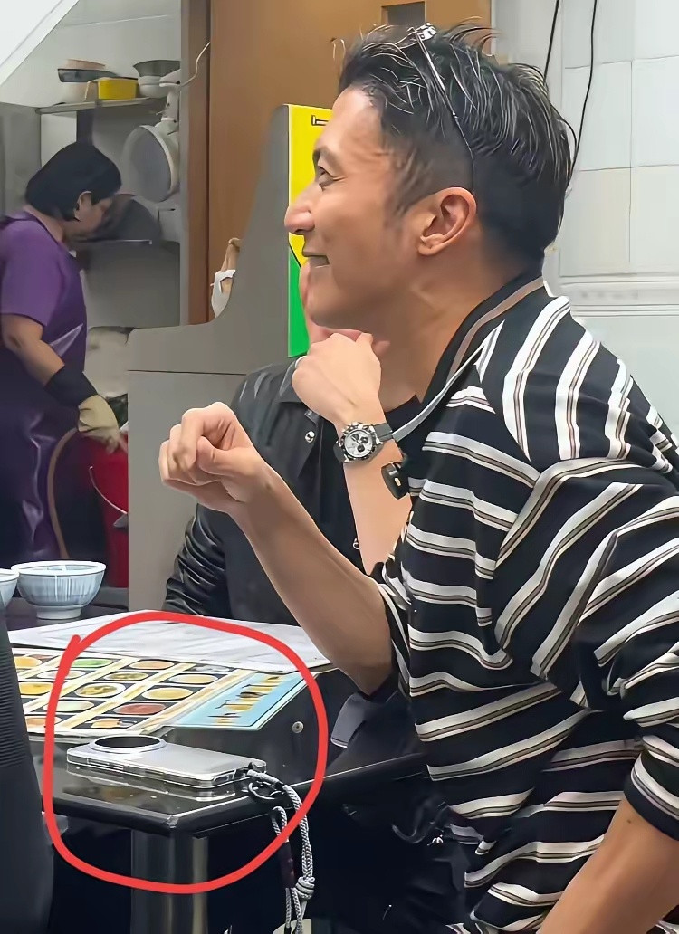 有网友拍到谢霆锋在香港一家饭馆吃饭的场景，能看得出，他状态挺放松自然，在香港，明