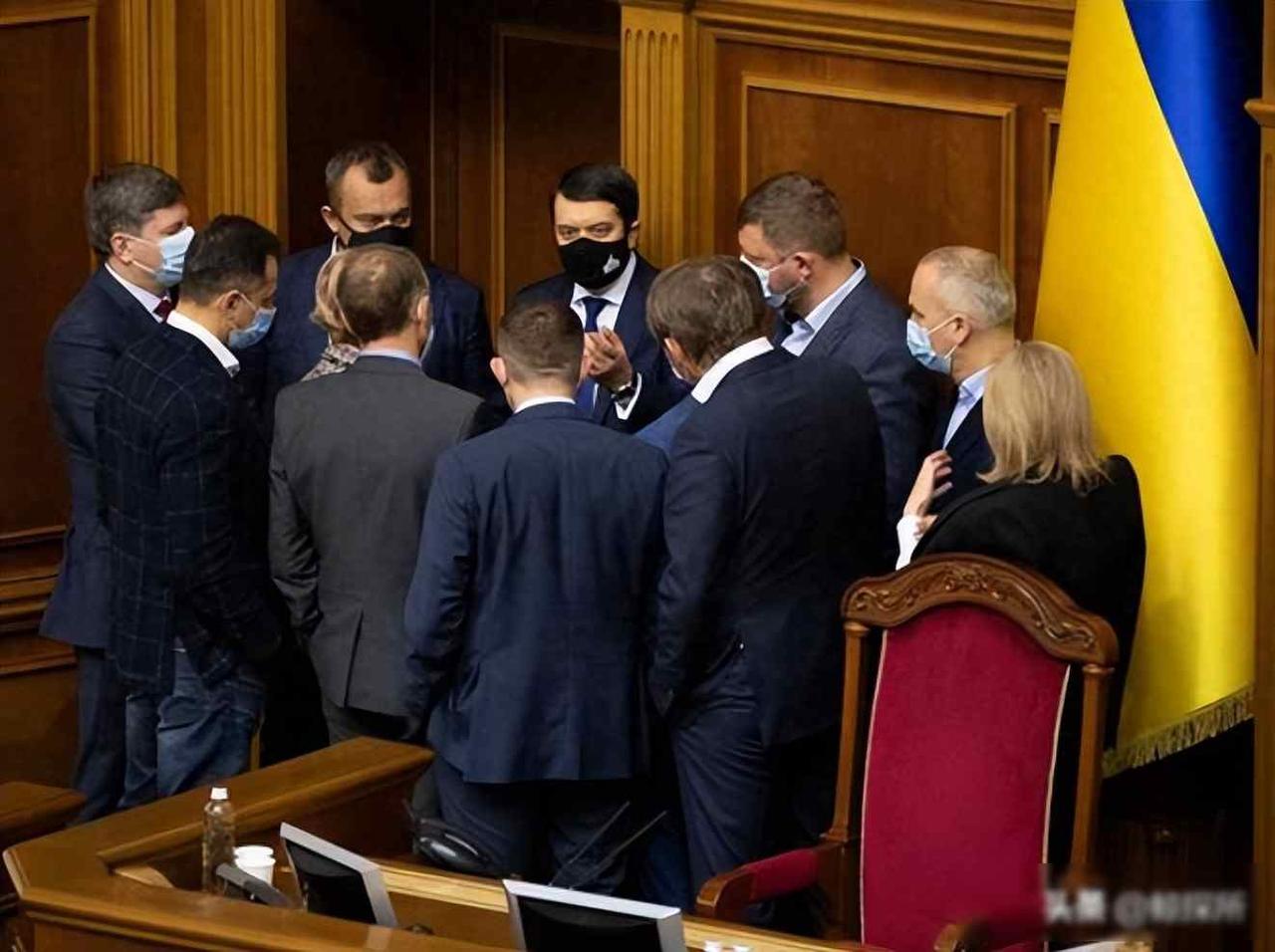 乌克兰谈判桌上空椅子越来越多，美俄互不退让，乌方悄悄飞去佛罗里达谈秘密协议到