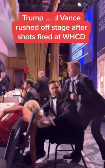 4月25日白宫的枪击事件现场，万斯比特朗普早走十秒！你真以为这是安保流程？大错特