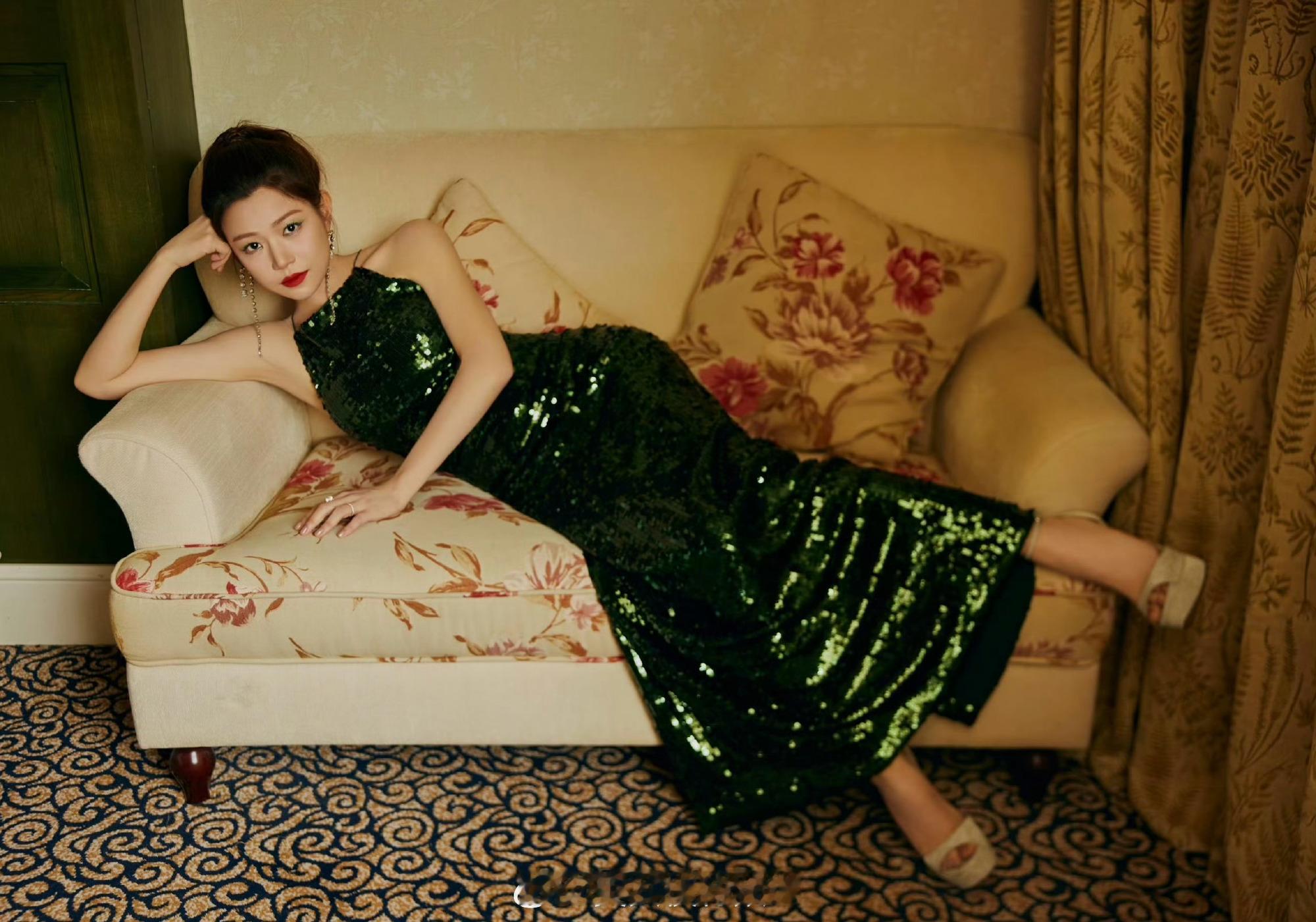 陈妍希墨绿亮片长裙优雅写真