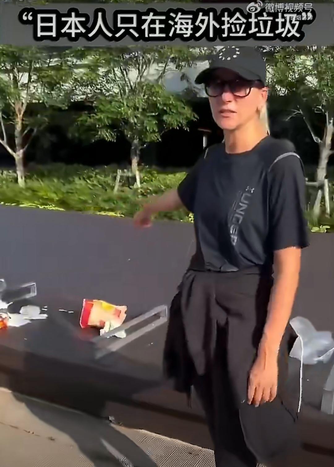 日本球迷在世界杯赛场捡垃圾，受到FIFA热烈表扬，可镜头一转，日本球迷的家被“偷