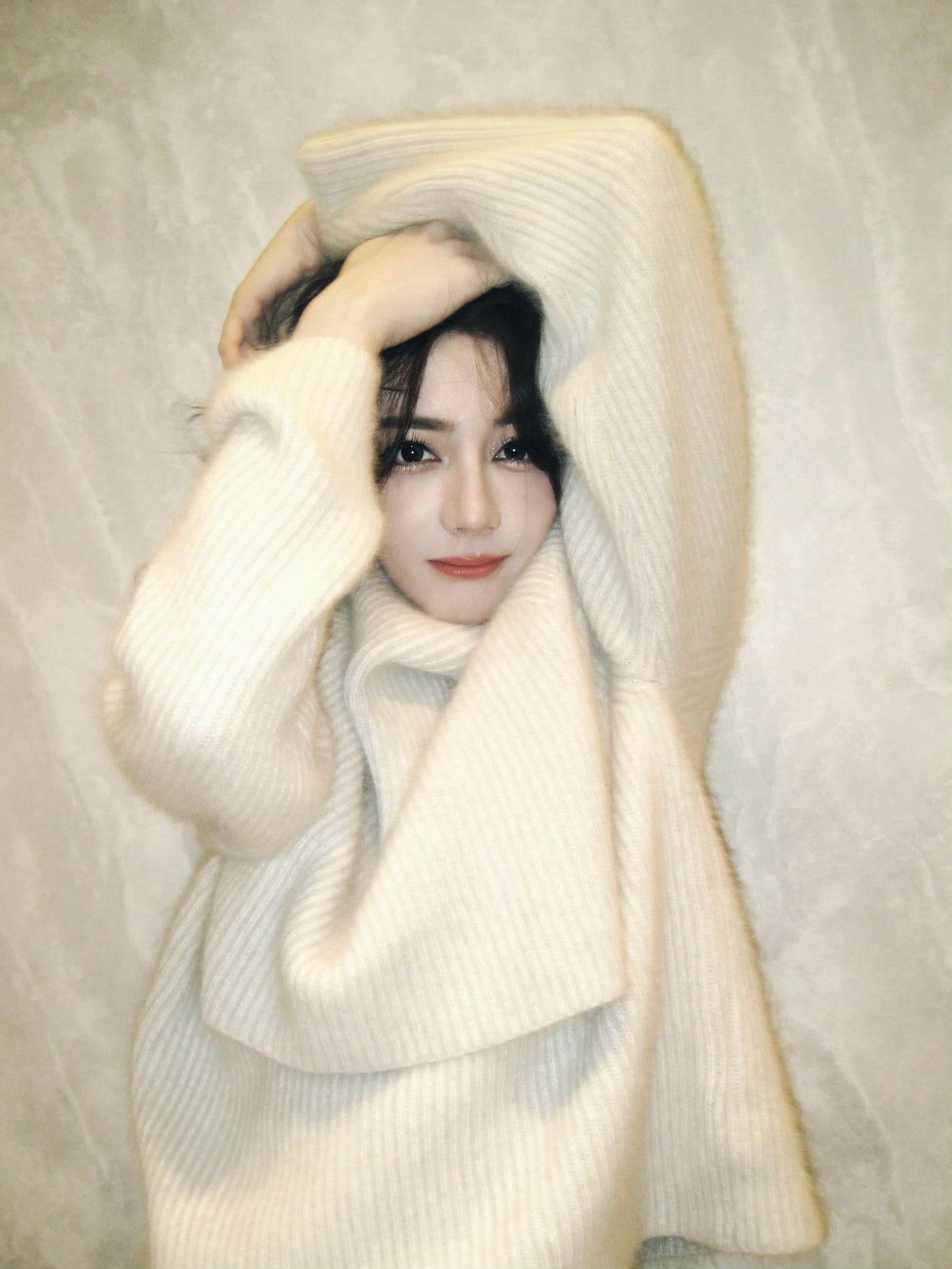 迪丽热巴奶呼呼白毛衣终于把这个萌萌的姐姐的照片放出来了！！