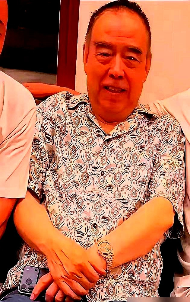 74岁的陈凯歌在三亚组饭局，手腕上戴着60万金表，身上是万把块的名牌衬衫，结果端起分酒器满桌转，挨个