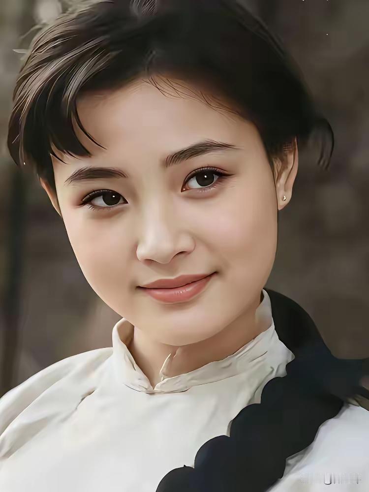 年轻时清纯可爱，珠圆玉润，看着十分养眼；如今却不见半分当年的美貌。