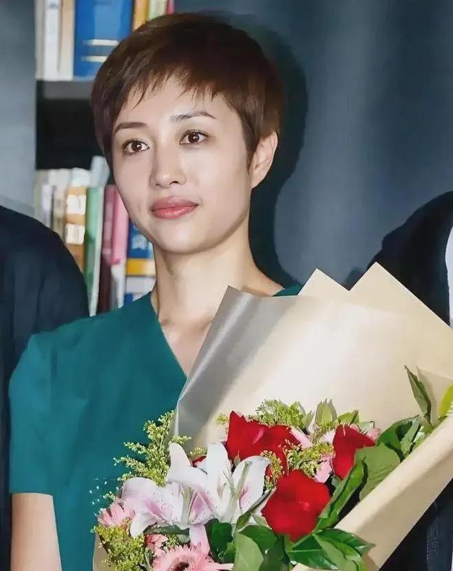 张龄心在《悬镜》播出后，分享在英国遛娃日常，展现朴素生活和低调态度，与粉丝互动。