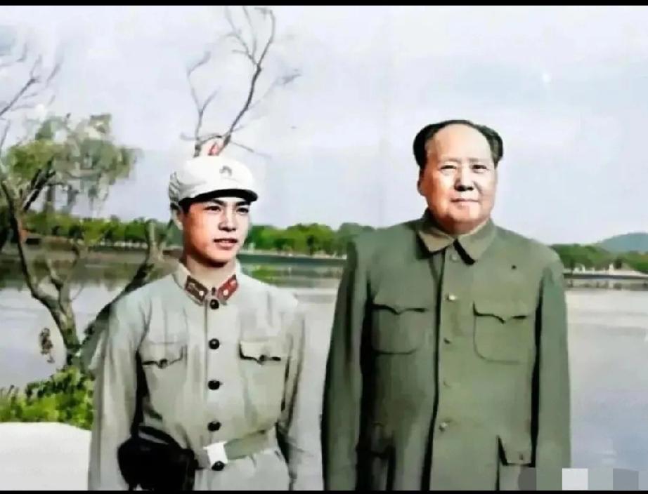 1965年4月13日，武汉东湖边上，21岁的警卫战士阮班贵正在站岗。毛主席散步回