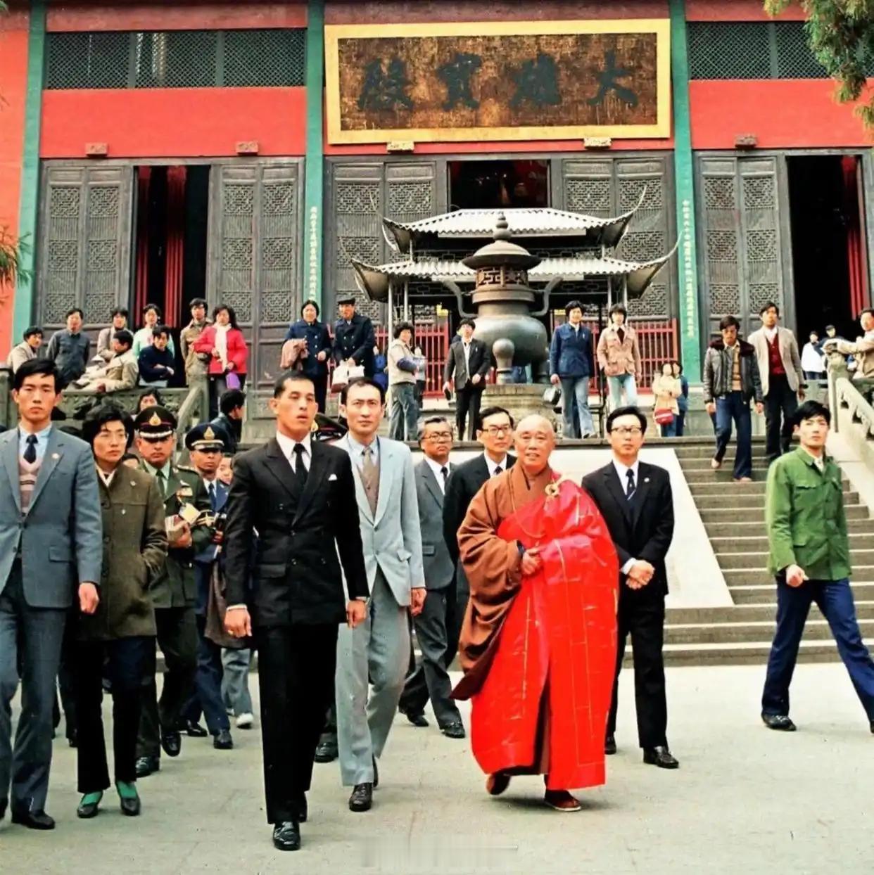 1987年3月2日，时任王储玛哈·哇集拉隆功，代表普密蓬国王，参拜杭州灵隐寺，灵