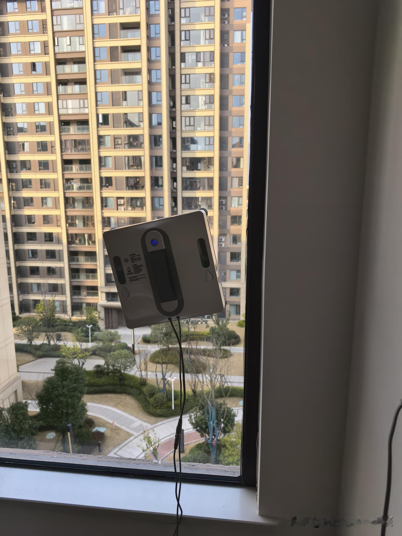 过年了！请人擦玻璃，结果是机器人干活，大小10来个窗户400大洋，花了一整天