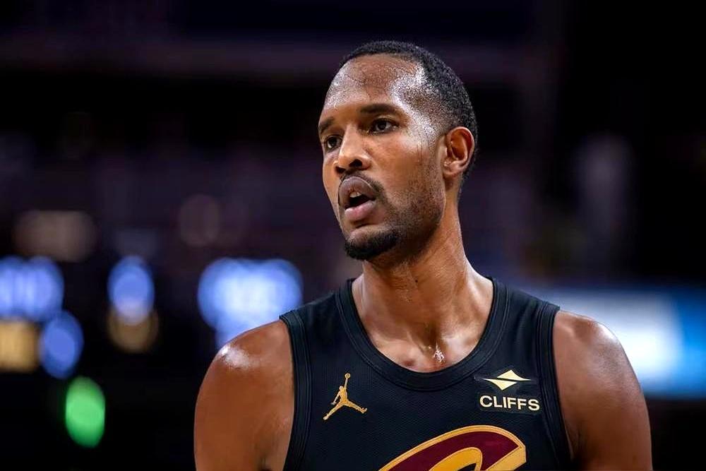 联盟最残暴的内外连线，竟然是一件半成品。哈登在弧顶随意将球抛出。2米13的