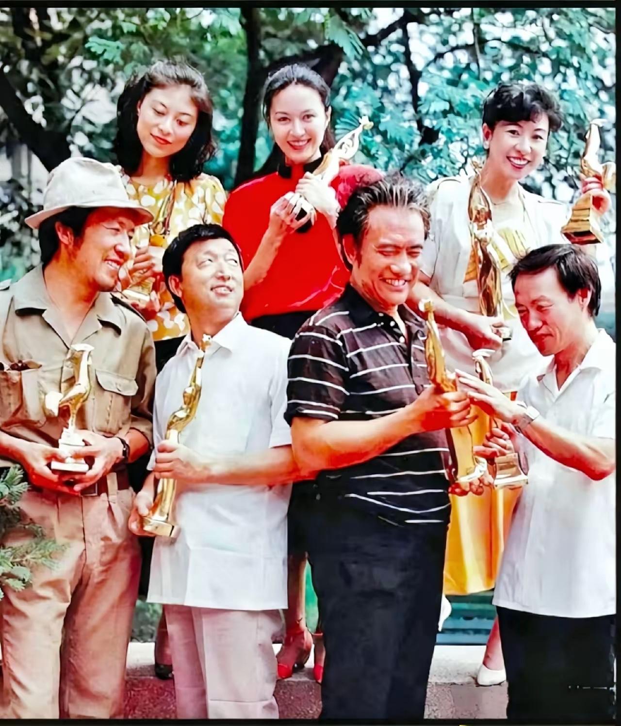 不知不觉都老了，几十年过去了，天妒英才，这张老照片中，四位演员已经离开人世了，你