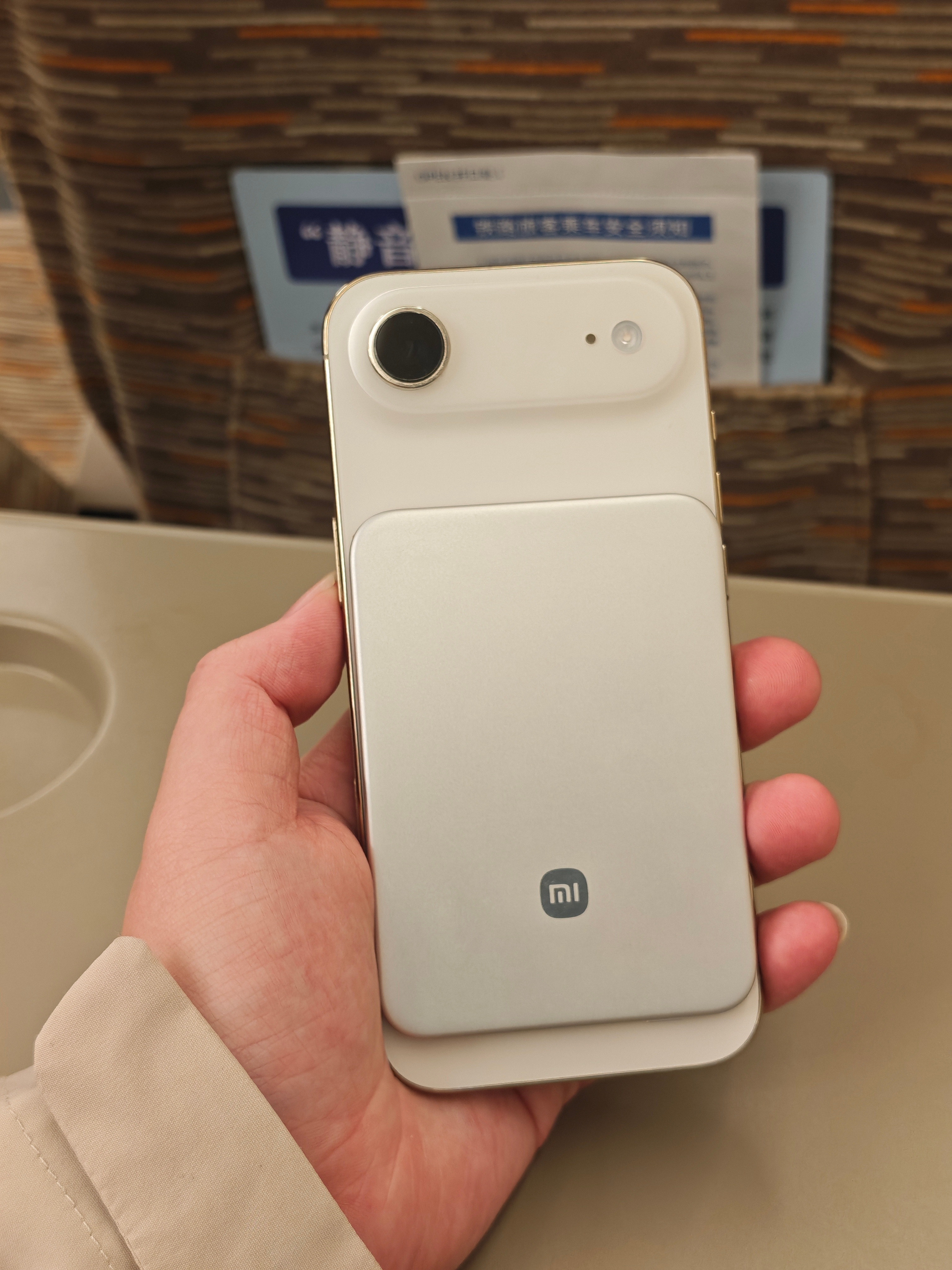 iPhoneAir搭配小米金沙江磁吸充电宝可以实现妥妥用一天