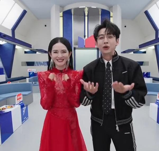 怪不得很多人吐槽谢娜是谁红和谁玩！看她主持的浪姐直播，绕过万千惠先和三宝寒暄，看