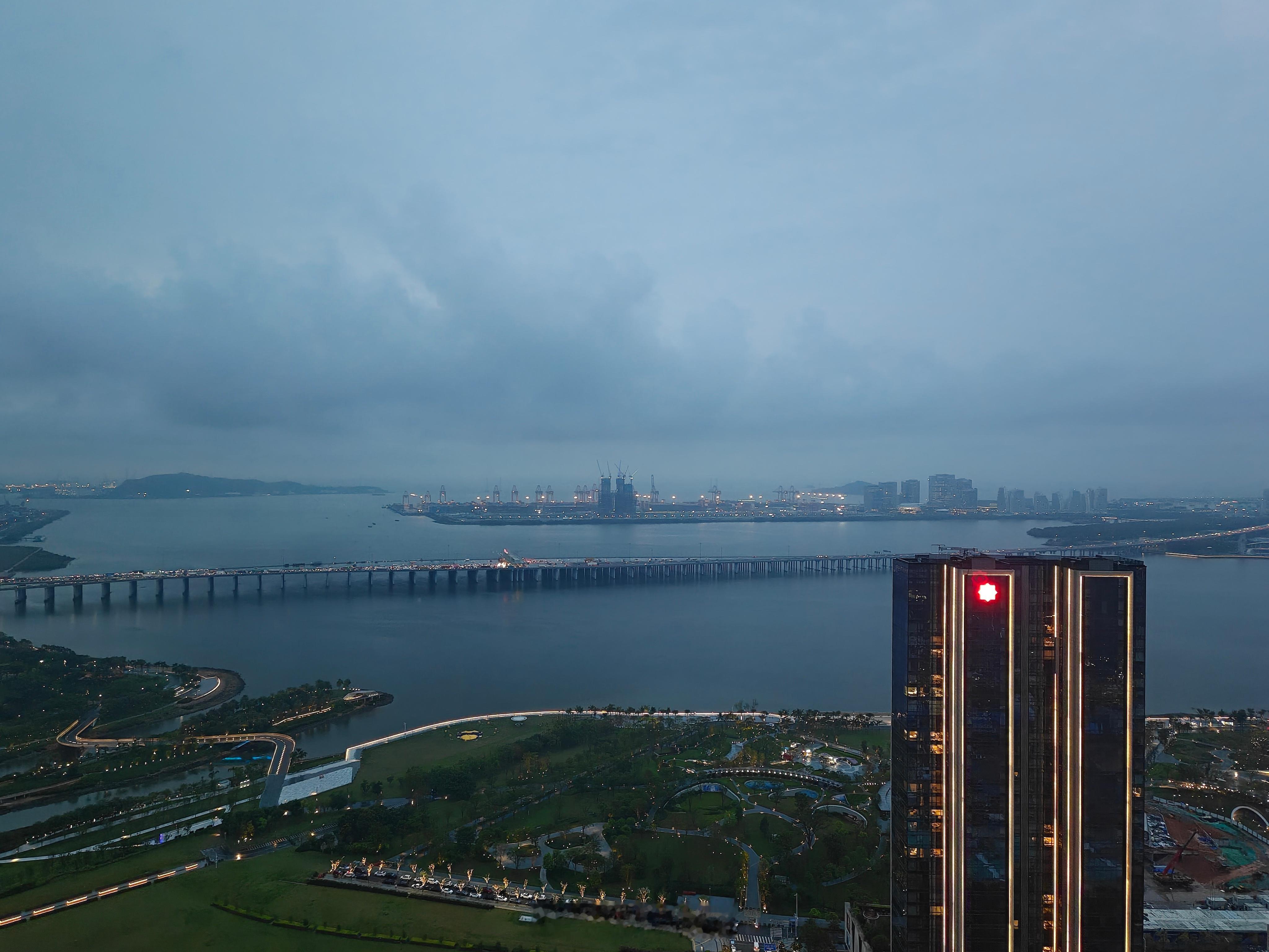 之前深圳想把眼前的沿江高速下沉，某LD过来看了不喜欢。在2018年的初步设计方案