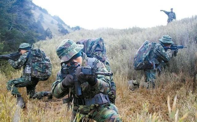 美国智库突然抛出惊人建议：驻台美军应全部撤离，并宣称“没必要直接保台”。这份