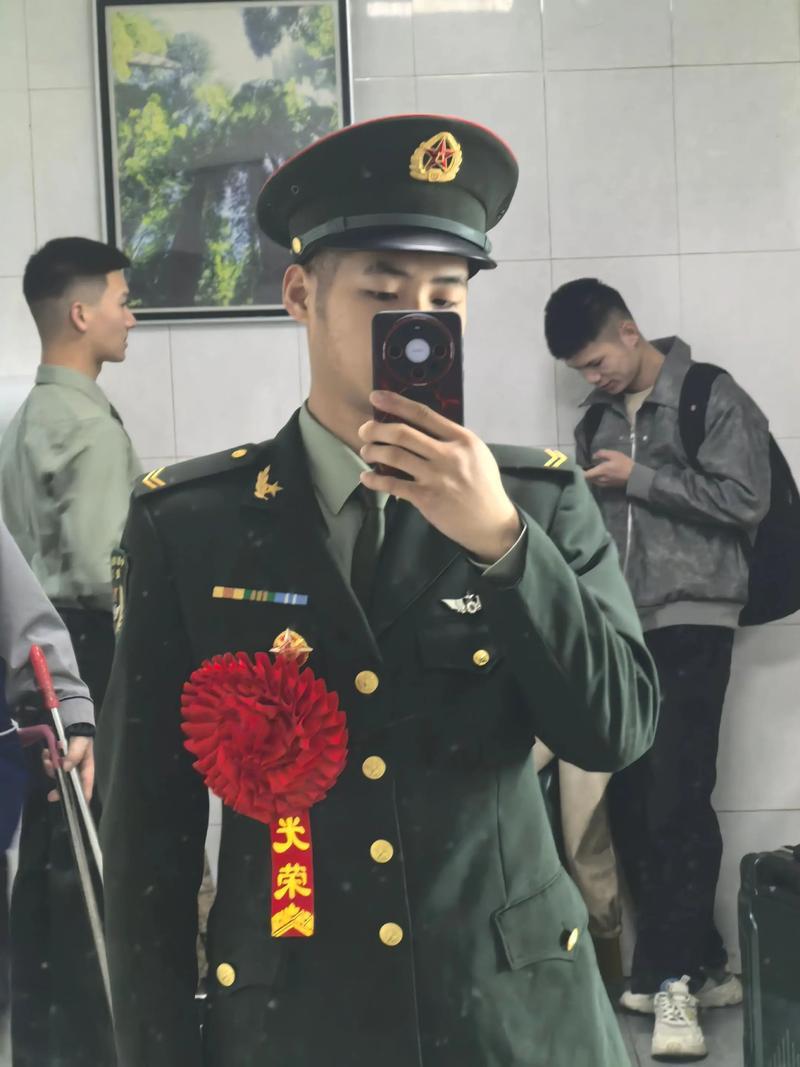 国家安全部刚曝的案例太吓人！退伍的赵某总发军装照，被境外人员盯上，给高报酬换军队