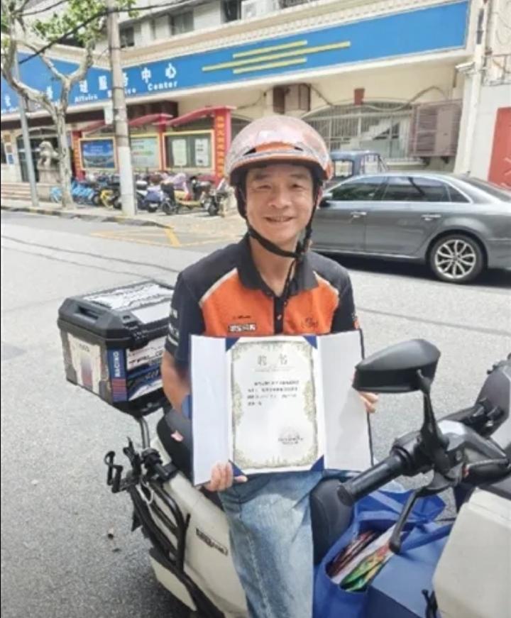 刷到潘兆斌见义勇为救人的完整过程，看完心里又震撼又感慨，真的很难不被这个外卖小哥