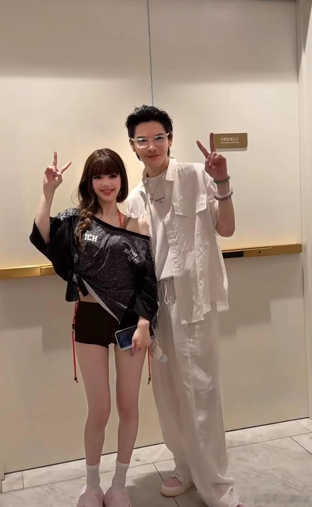 完全是两个伪人来的