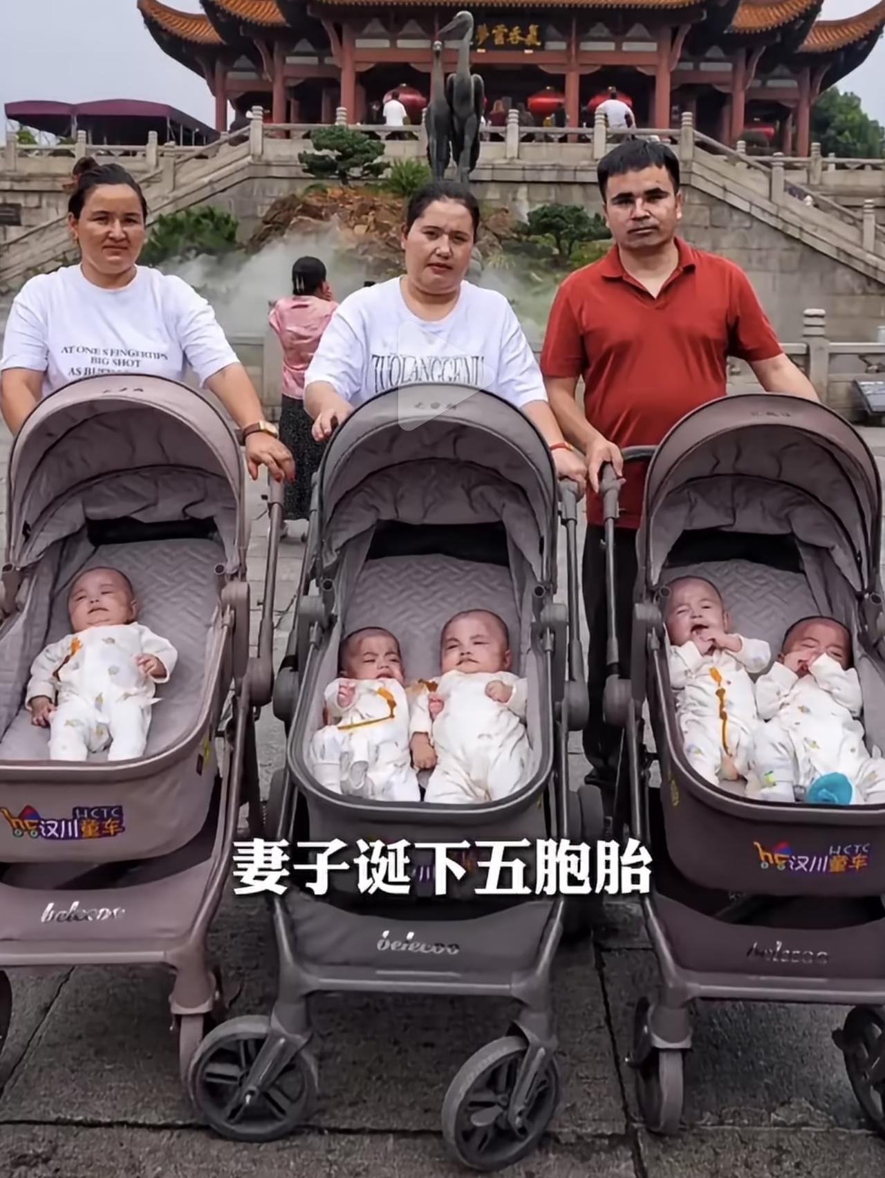 五胞胎过中秋，三个大人照顾五个娃，忙到“没空过节”——这哪是团圆，这是“哭声交响