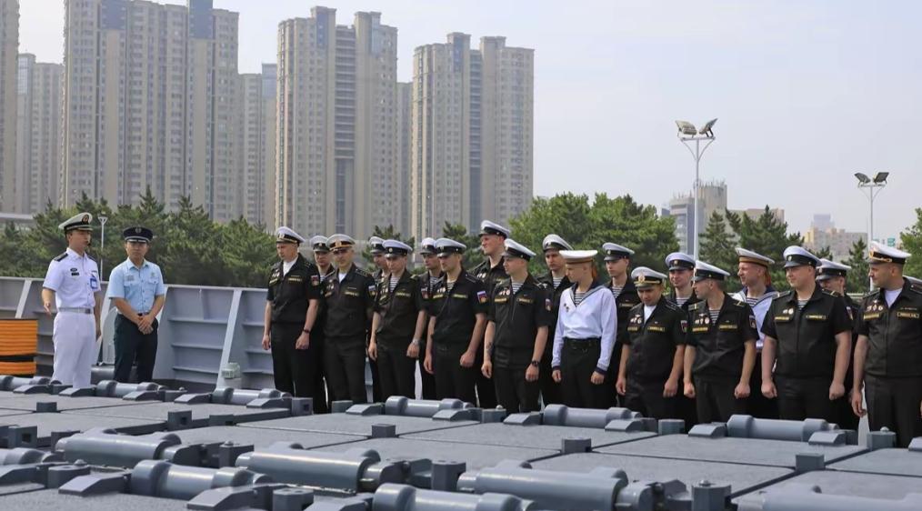 站在052D的垂发前，俄罗斯海军没有一个笑的这是7月8号中俄联合演习过程中，两