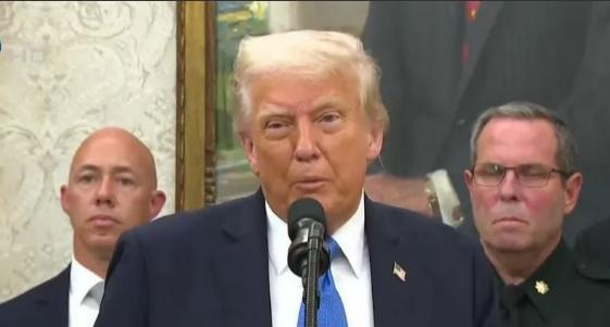 特朗普终于厌倦了，和普京打完电话后，他深刻明白了自己的无能为力！美国时间19日